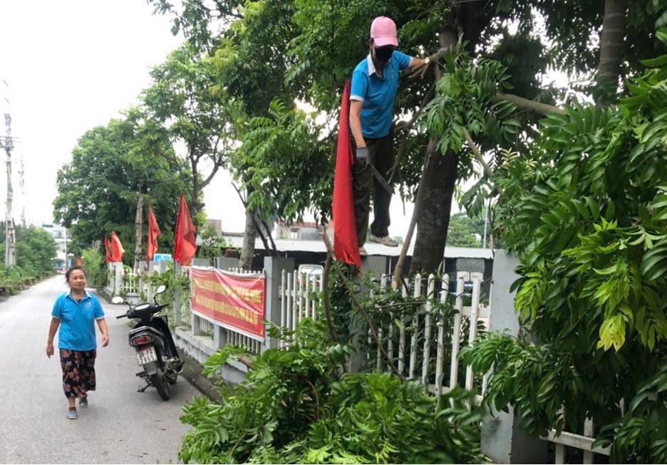 Hội Liên hiệp Phụ nữ và Hội Nông dân xã Gia Lâm ra quân vệ sinh môi trường - ảnh 3