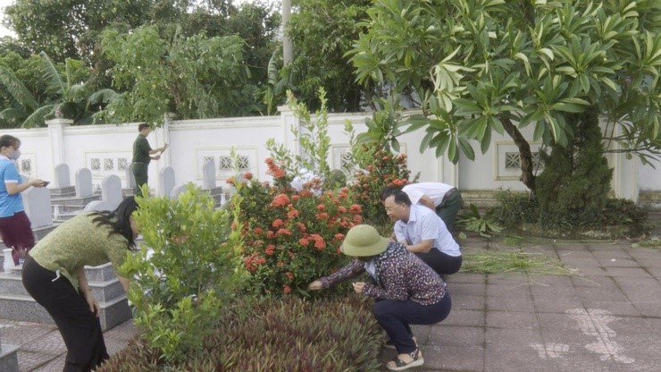 Xã Ứng Hoà ra quân tổng vệ sinh môi trường tại 7 nghĩa trang liệt sĩ - ảnh 4