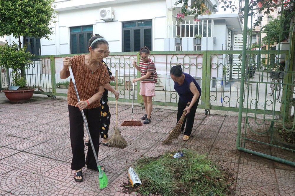 Phường Tùng Thiện ra quân tổng vệ sinh môi trường “Ngày cuối tuần xanh“ - ảnh 3