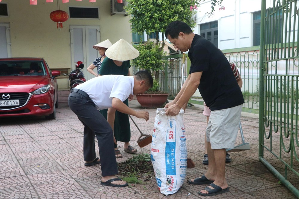 Phường Tùng Thiện ra quân tổng vệ sinh môi trường “Ngày cuối tuần xanh“ - ảnh 4