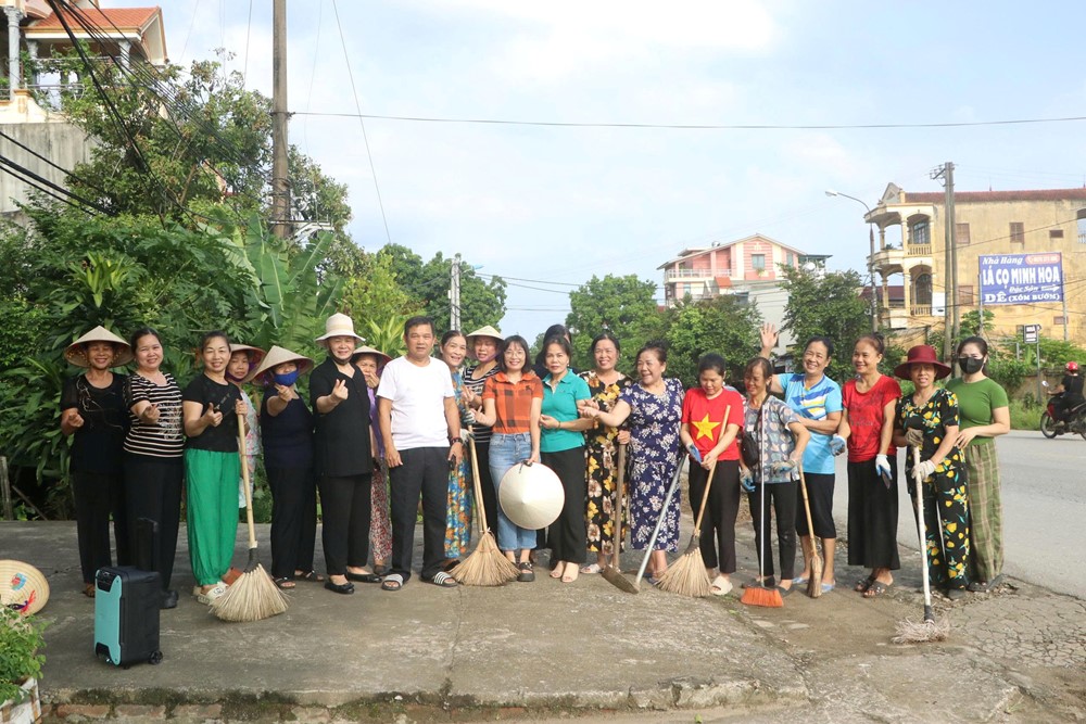 Phường Tùng Thiện ra quân tổng vệ sinh môi trường “Ngày cuối tuần xanh“ - ảnh 6