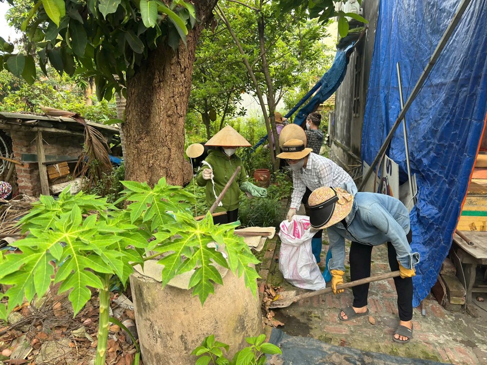Hội Liên hiệp Phụ nữ và Hội Nông dân xã Gia Lâm ra quân vệ sinh môi trường - ảnh 7