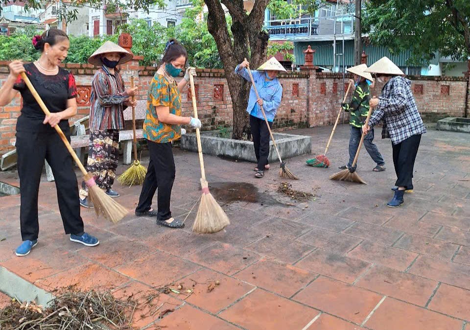 Hội Liên hiệp Phụ nữ và Hội Nông dân xã Gia Lâm ra quân vệ sinh môi trường - ảnh 8
