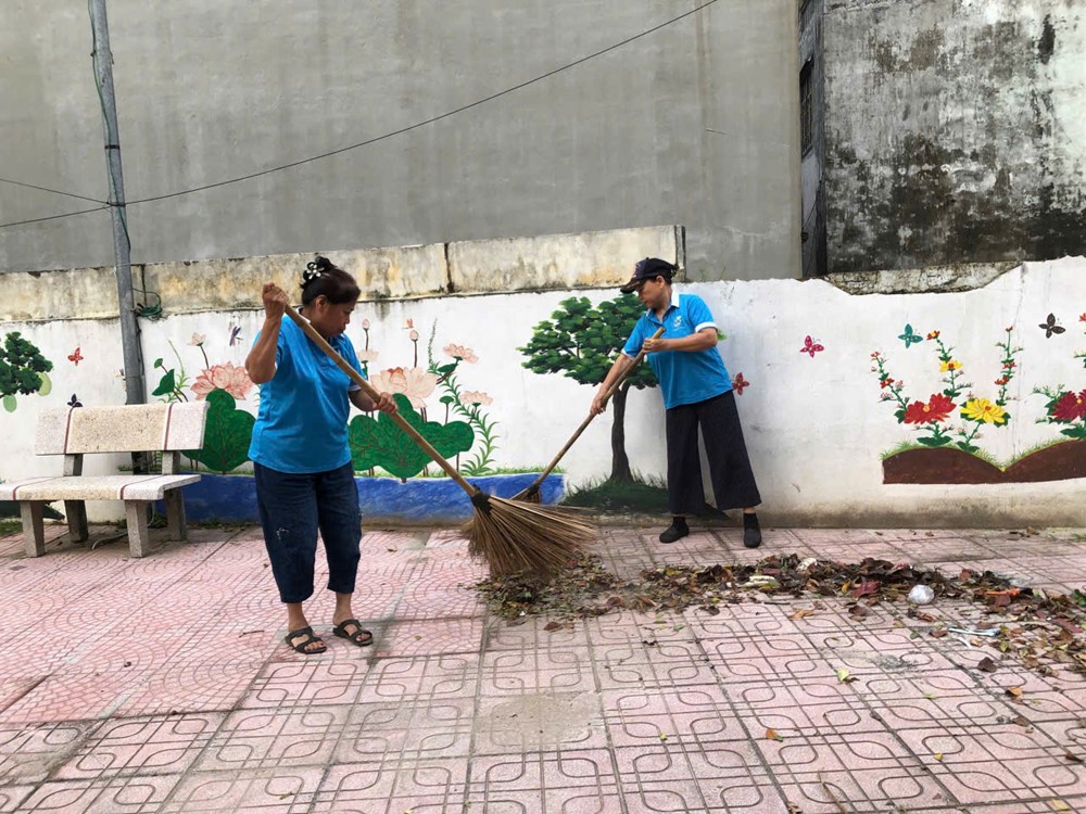 Hội Liên hiệp Phụ nữ và Hội Nông dân xã Gia Lâm ra quân vệ sinh môi trường - ảnh 2