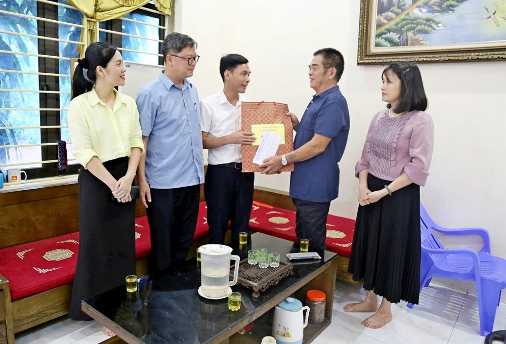 Lãnh đạo xã Đoài Phương tặng quà tri ân người có công - ảnh 3