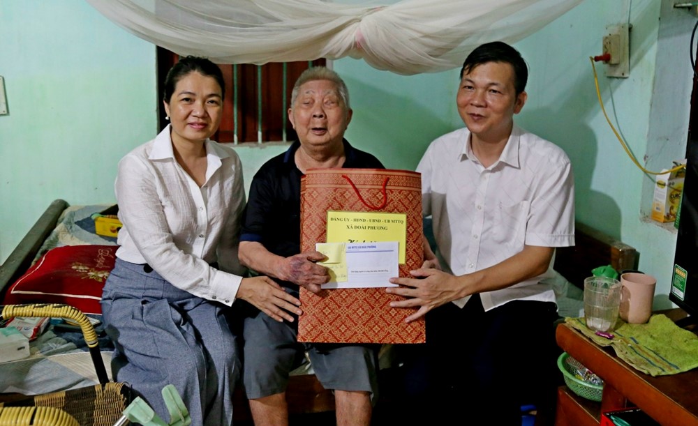 Lãnh đạo xã Đoài Phương tặng quà tri ân người có công - ảnh 4