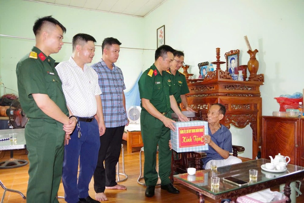 Lãnh đạo xã Đoài Phương tặng quà tri ân người có công - ảnh 5