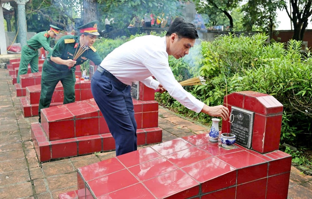 Lãnh đạo xã Đoài Phương tặng quà tri ân người có công - ảnh 1