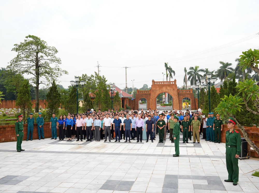 Phường Sơn Tây dâng hương tưởng nhớ các anh hùng liệt sĩ - ảnh 1