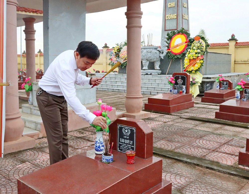 Phường Sơn Tây dâng hương tưởng nhớ các anh hùng liệt sĩ - ảnh 4