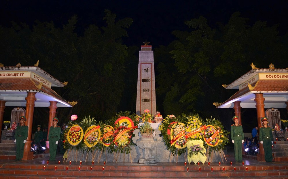 Phường Tùng Thiện thắp nến tri ân các anh hùng liệt sĩ - ảnh 1
