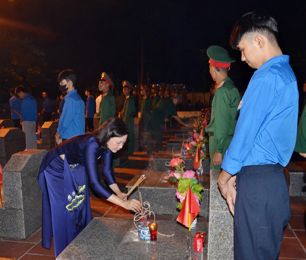 Phường Tùng Thiện thắp nến tri ân các anh hùng liệt sĩ - ảnh 4