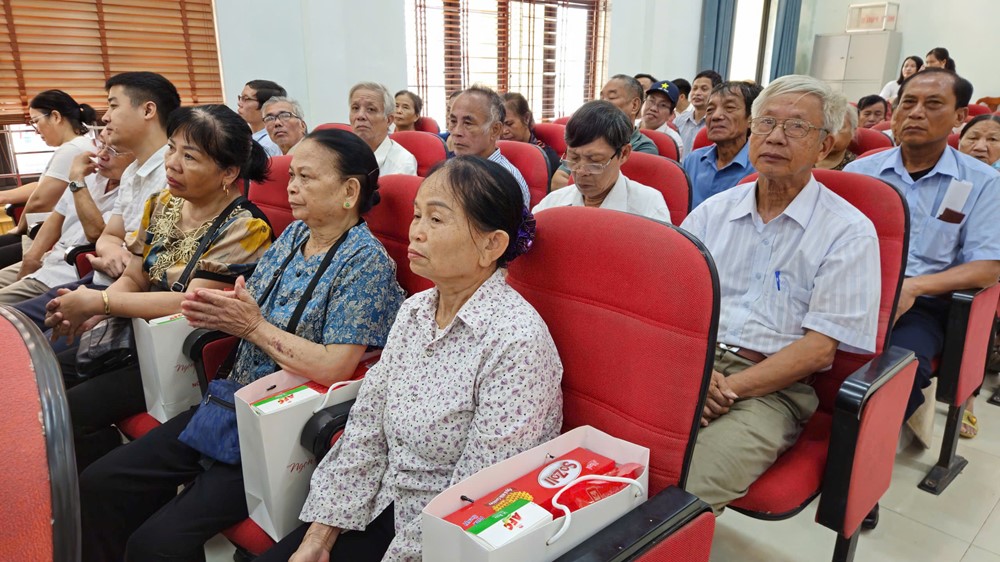 Xã Sơn Đồng tặng quà tri ân các gia đình chính sách - ảnh 8