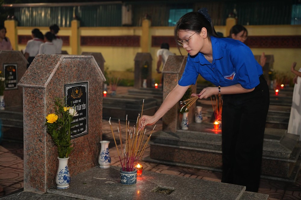 Xã Vân Đình thắp nến tri ân các anh hùng liệt sĩ - ảnh 6