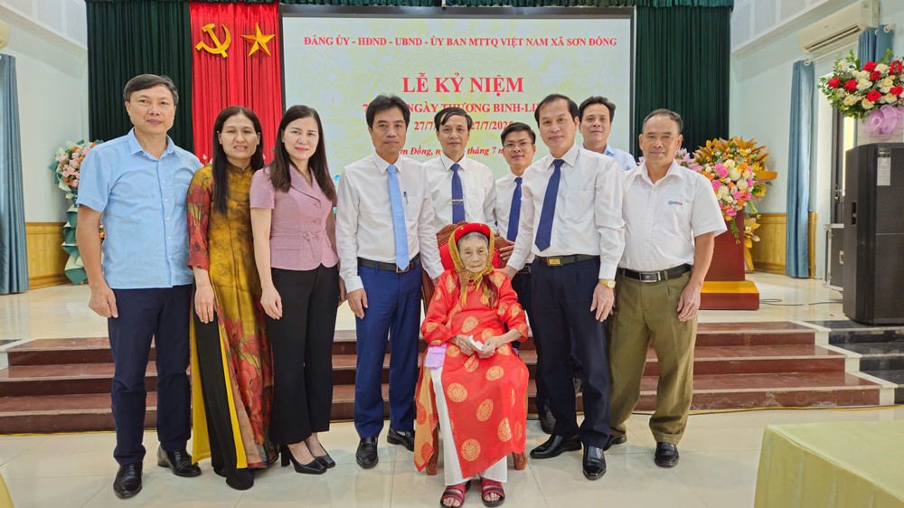 Xã Sơn Đồng tặng quà tri ân các gia đình chính sách - ảnh 7