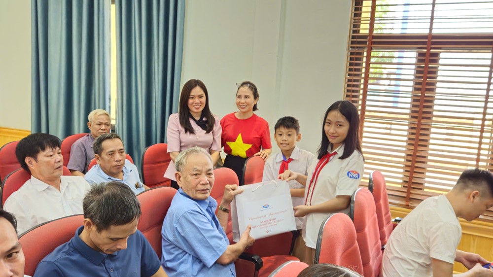 Xã Sơn Đồng tặng quà tri ân các gia đình chính sách - ảnh 10