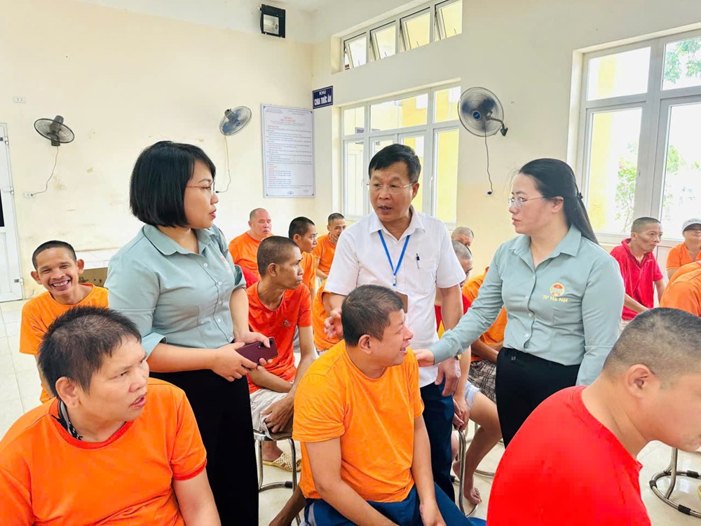 Hội Nông dân Hà Nội tặng quà các nạn nhân nhiễm chất độc da cam/dioxin - ảnh 2
