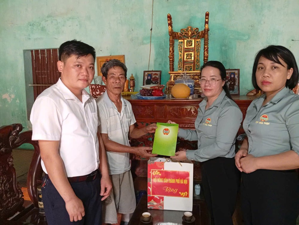 Hội Nông dân Hà Nội tặng quà các nạn nhân nhiễm chất độc da cam/dioxin - ảnh 6
