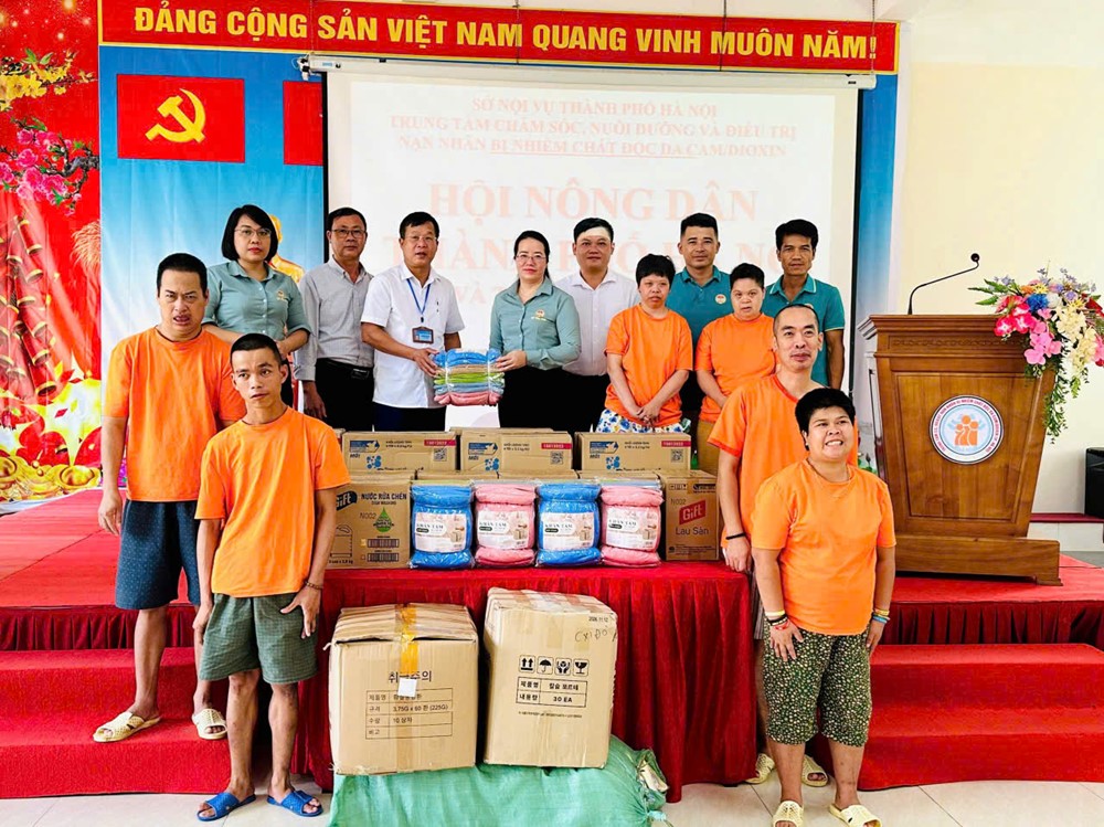 Hội Nông dân Hà Nội tặng quà các nạn nhân nhiễm chất độc da cam/dioxin - ảnh 1
