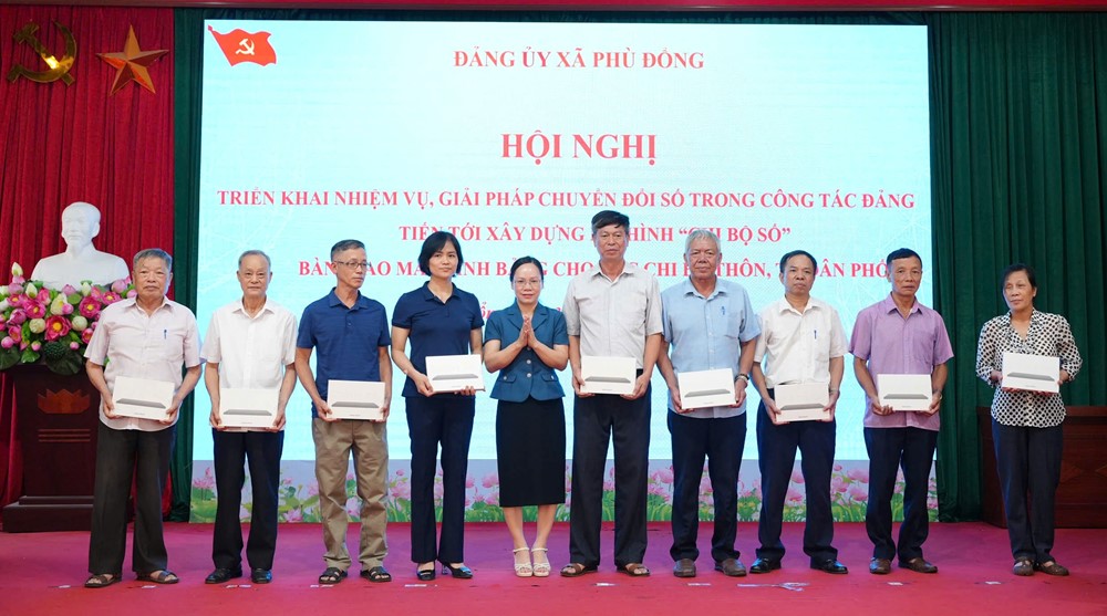 Xây dựng Chi bộ số, xã Phù Đổng trao 56 máy tính bảng cho các chi bộ thôn, tổ dân phố - ảnh 7