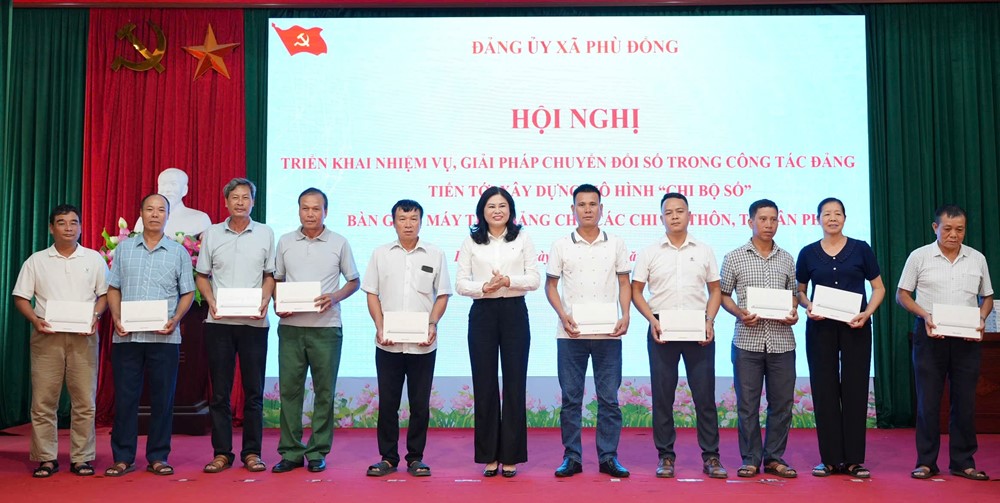 Xây dựng Chi bộ số, xã Phù Đổng trao 56 máy tính bảng cho các chi bộ thôn, tổ dân phố - ảnh 4
