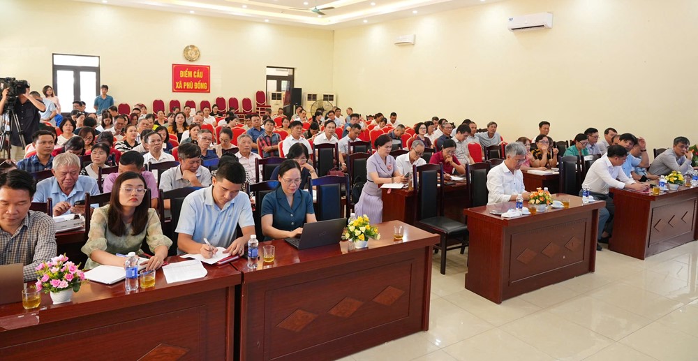 Xây dựng Chi bộ số, xã Phù Đổng trao 56 máy tính bảng cho các chi bộ thôn, tổ dân phố - ảnh 1