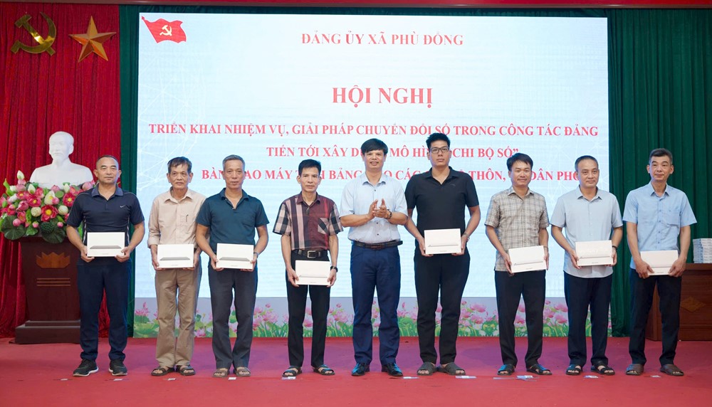 Xây dựng Chi bộ số, xã Phù Đổng trao 56 máy tính bảng cho các chi bộ thôn, tổ dân phố - ảnh 8