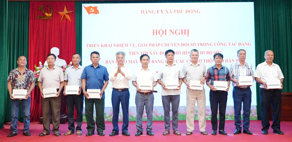 Xây dựng Chi bộ số, xã Phù Đổng trao 56 máy tính bảng cho các chi bộ thôn, tổ dân phố - ảnh 5