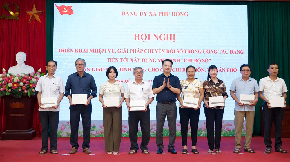 Xây dựng Chi bộ số, xã Phù Đổng trao 56 máy tính bảng cho các chi bộ thôn, tổ dân phố - ảnh 6
