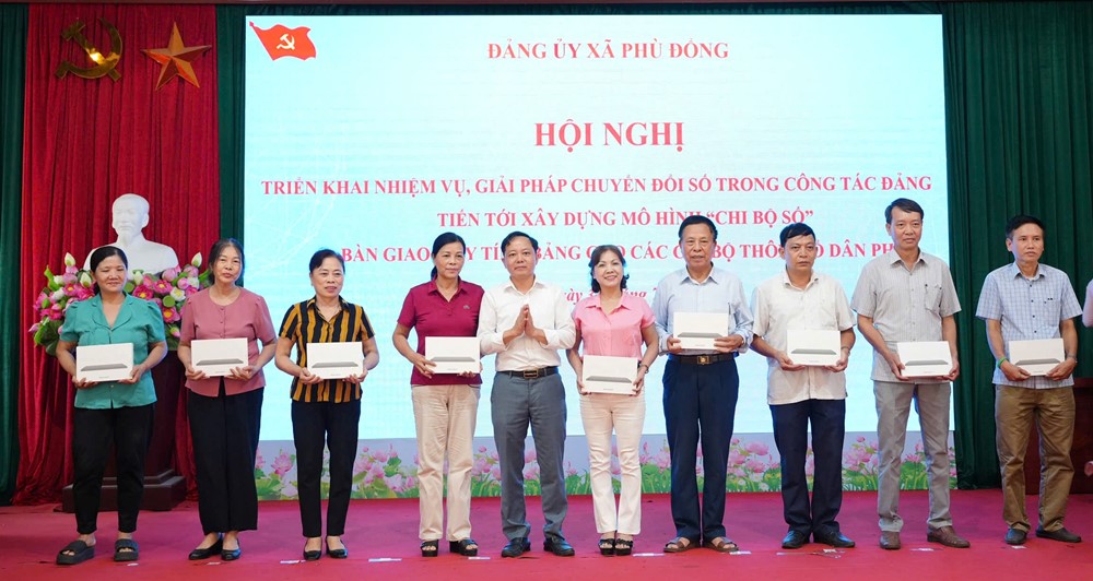 Xây dựng Chi bộ số, xã Phù Đổng trao 56 máy tính bảng cho các chi bộ thôn, tổ dân phố - ảnh 9