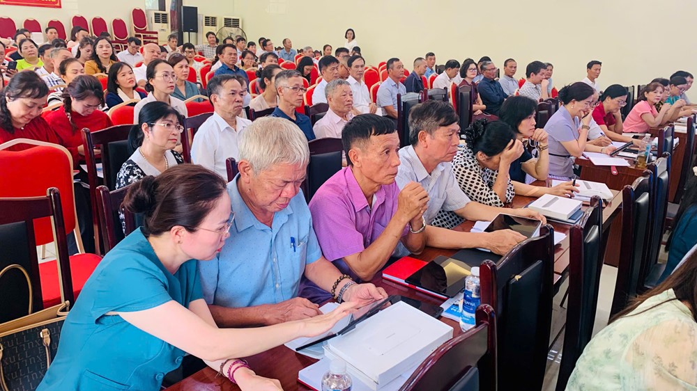 Xây dựng Chi bộ số, xã Phù Đổng trao 56 máy tính bảng cho các chi bộ thôn, tổ dân phố - ảnh 11