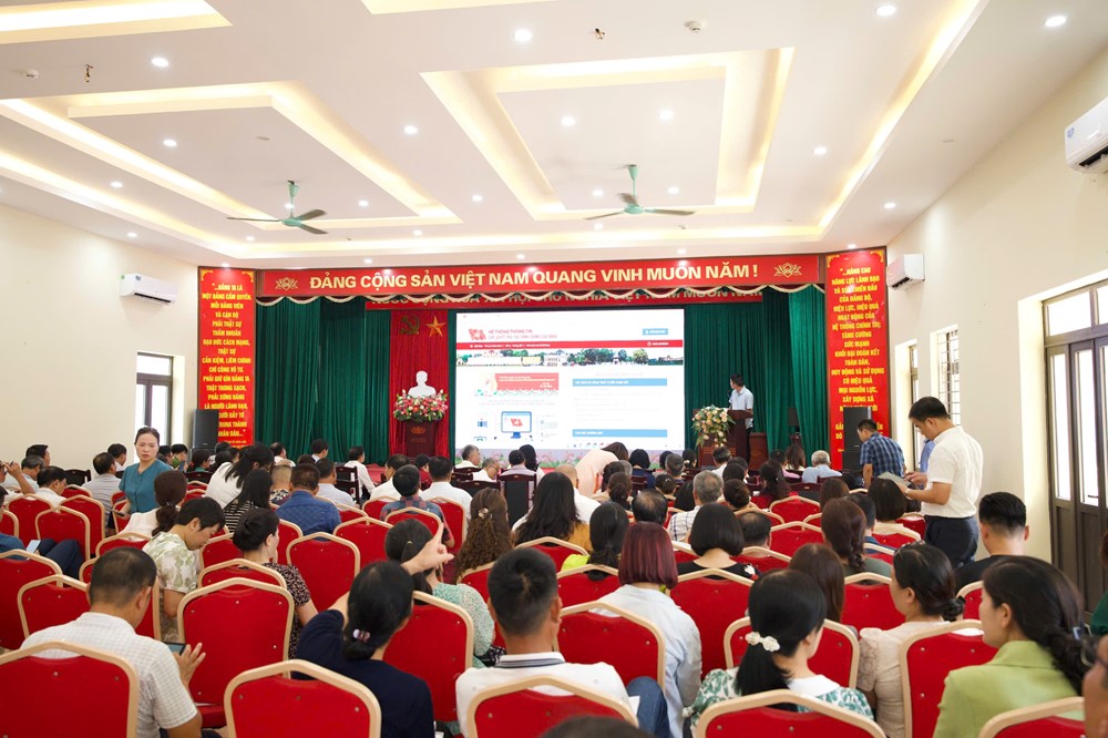 Xây dựng Chi bộ số, xã Phù Đổng trao 56 máy tính bảng cho các chi bộ thôn, tổ dân phố - ảnh 14