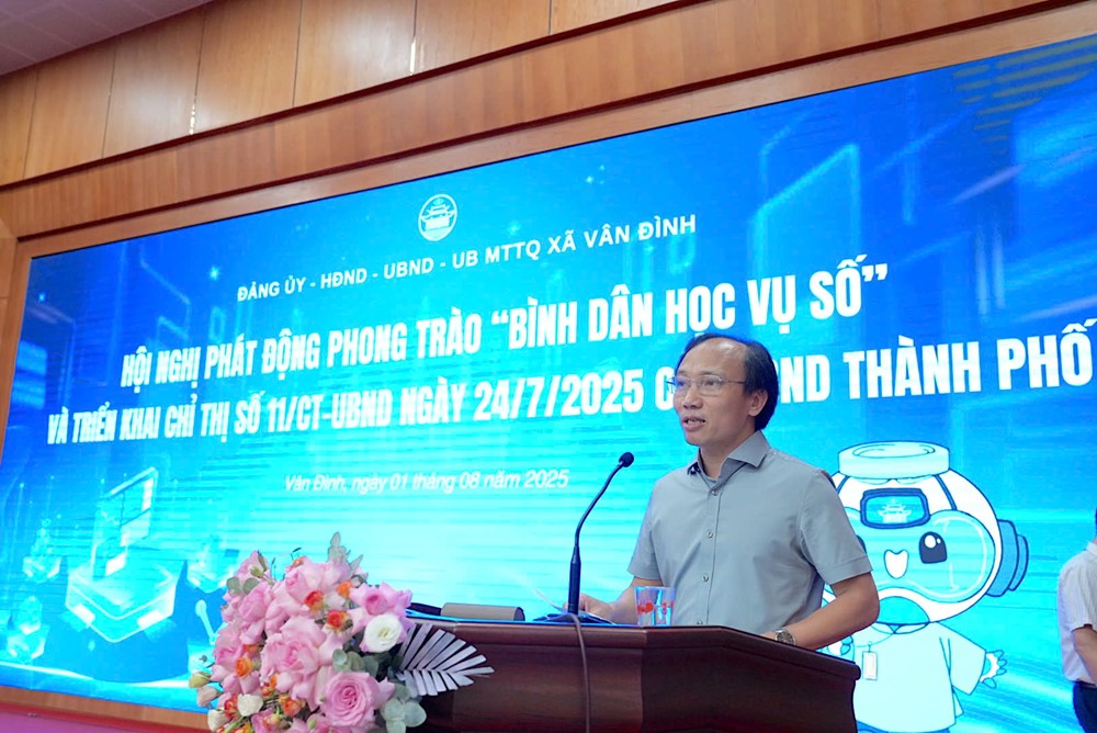 Xã Vân Đình ra quân chiến dịch 45 ngày hỗ trợ người dân tham gia phong trào “Bình dân học vụ số”  - ảnh 1
