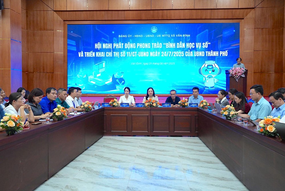 Xã Vân Đình ra quân chiến dịch 45 ngày hỗ trợ người dân tham gia phong trào “Bình dân học vụ số”  - ảnh 2