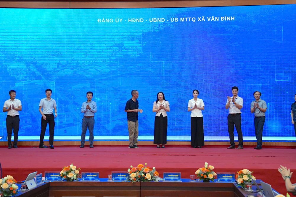 Xã Vân Đình ra quân chiến dịch 45 ngày hỗ trợ người dân tham gia phong trào “Bình dân học vụ số”  - ảnh 5