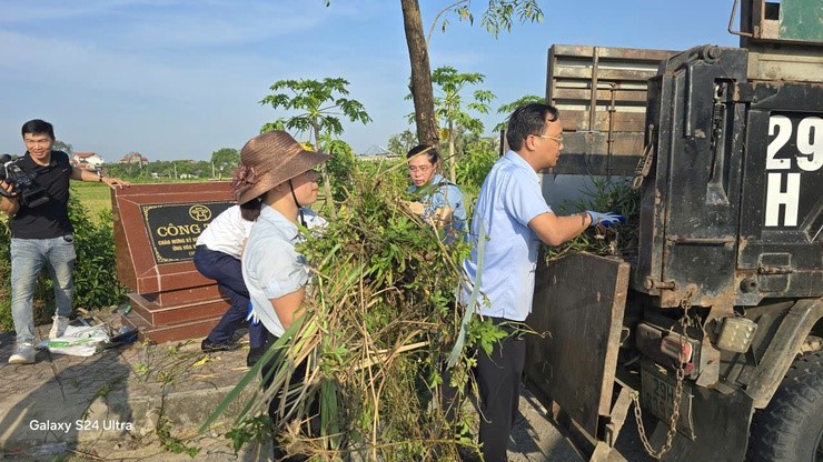 Xã Ứng Hoà ra quân tổng vệ sinh môi trường tại 57/57 thôn - ảnh 4