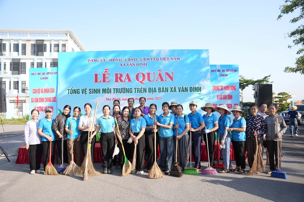 Xã Vân Đình ra quân tổng vệ sinh môi trường ở 30/30 thôn, tổ dân phố - ảnh 9