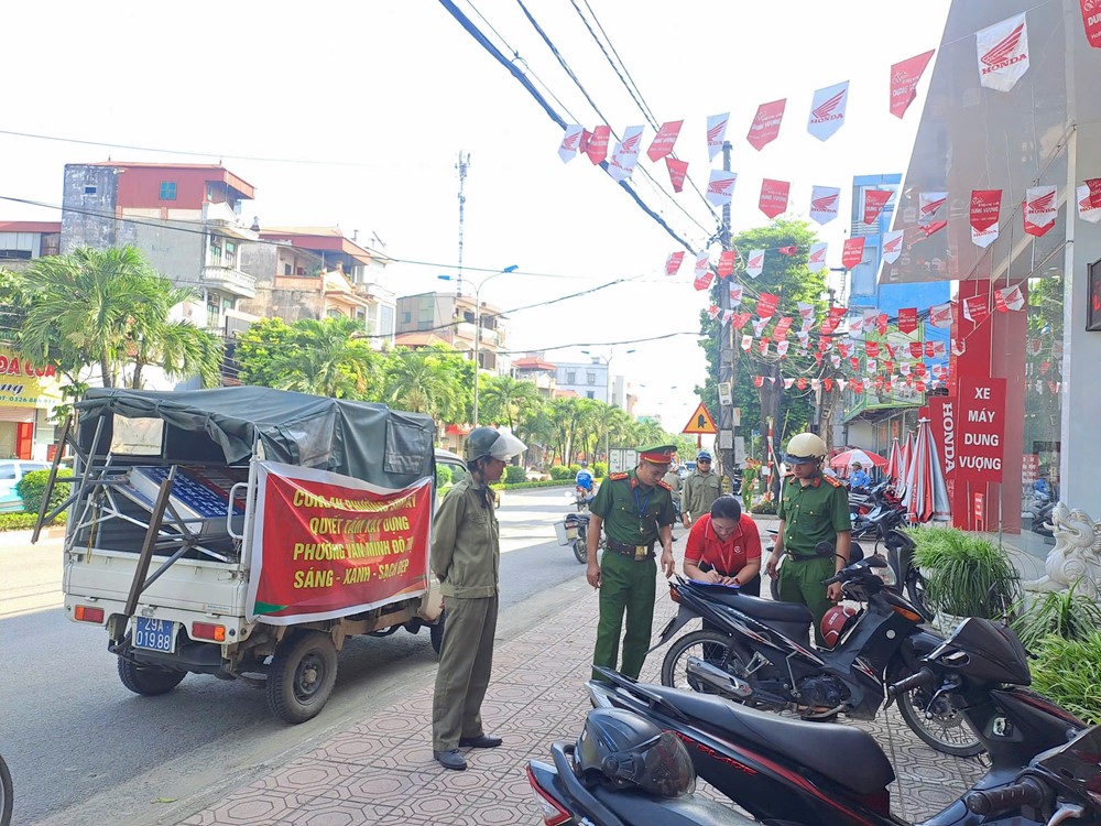 Phường Sơn Tây ra quân vệ sinh môi trường, đảm bả trật tự đô thị và trồng cây xanh - ảnh 5
