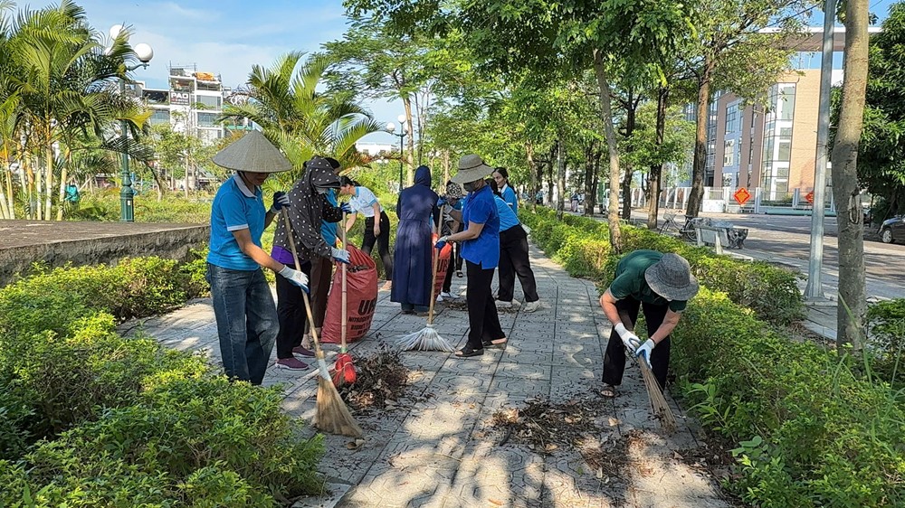 Xã Vân Đình ra quân tổng vệ sinh môi trường ở 30/30 thôn, tổ dân phố - ảnh 6
