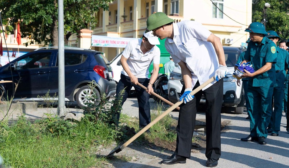 Cán bộ và nhân dân xã Ứng Thiên tích cực ra quân vệ sinh môi trường - ảnh 3