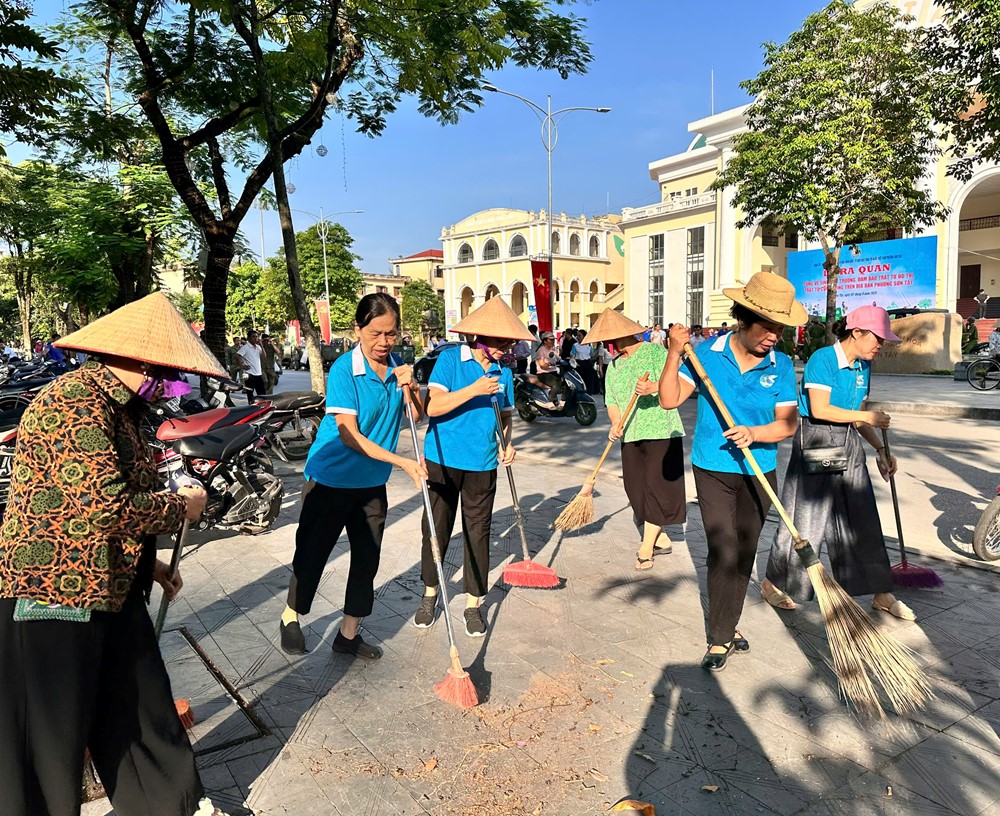 Phường Sơn Tây ra quân vệ sinh môi trường, đảm bả trật tự đô thị và trồng cây xanh - ảnh 3