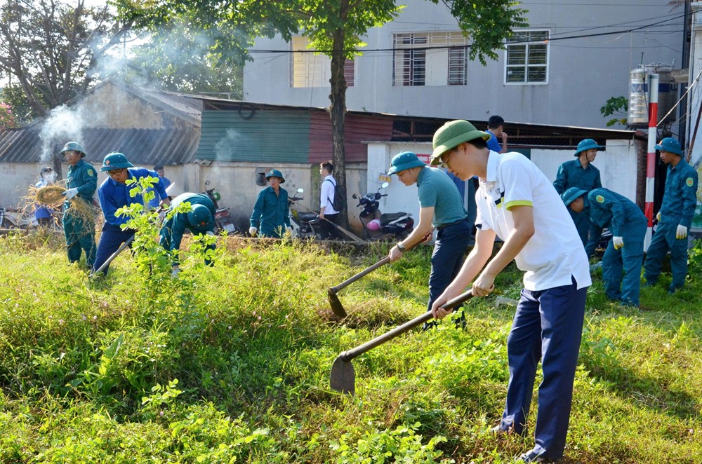 Cán bộ, chiến sĩ và nhân dân phường Tùng Thiện ra quân vệ sinh môi trường - ảnh 1