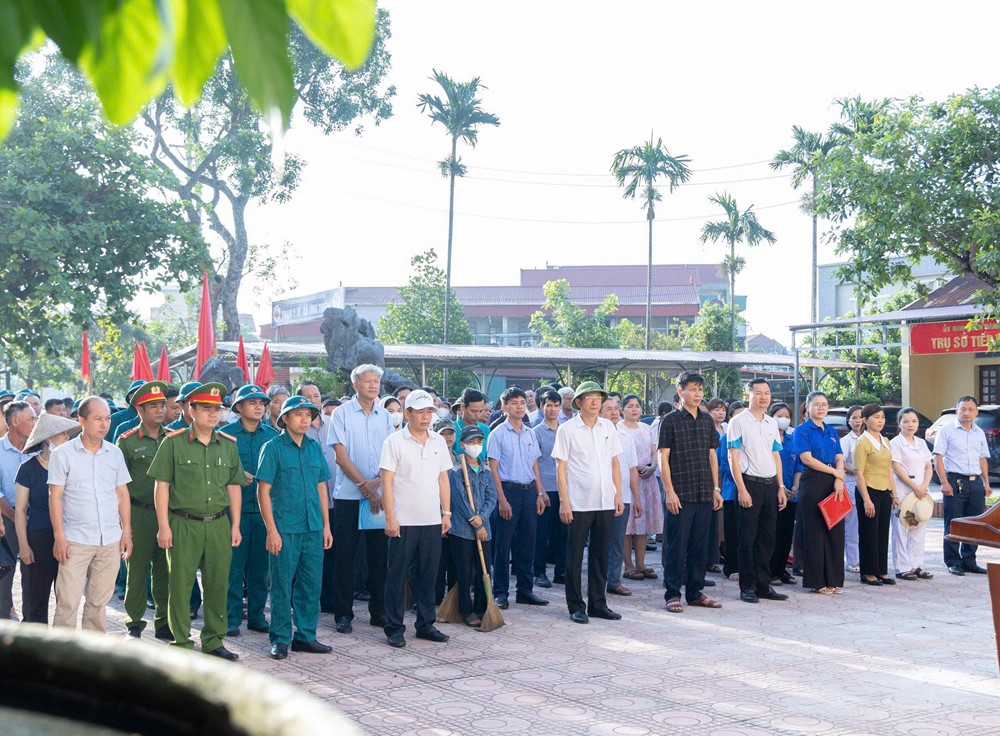 Cán bộ và nhân dân xã Ứng Thiên tích cực ra quân vệ sinh môi trường - ảnh 2