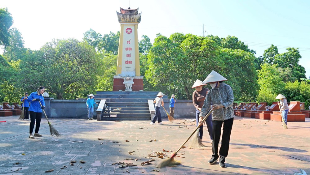 Xã Đoài Phương: Sôi động ra quân vệ sinh môi trường  - ảnh 3