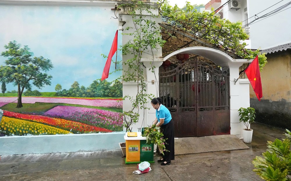 Phường Sơn Tây ra mắt mô hình “Phân loại rác thải thân thiện với môi trường và Đoạn đường sáng - xanh - sạch - đẹp” - ảnh 3