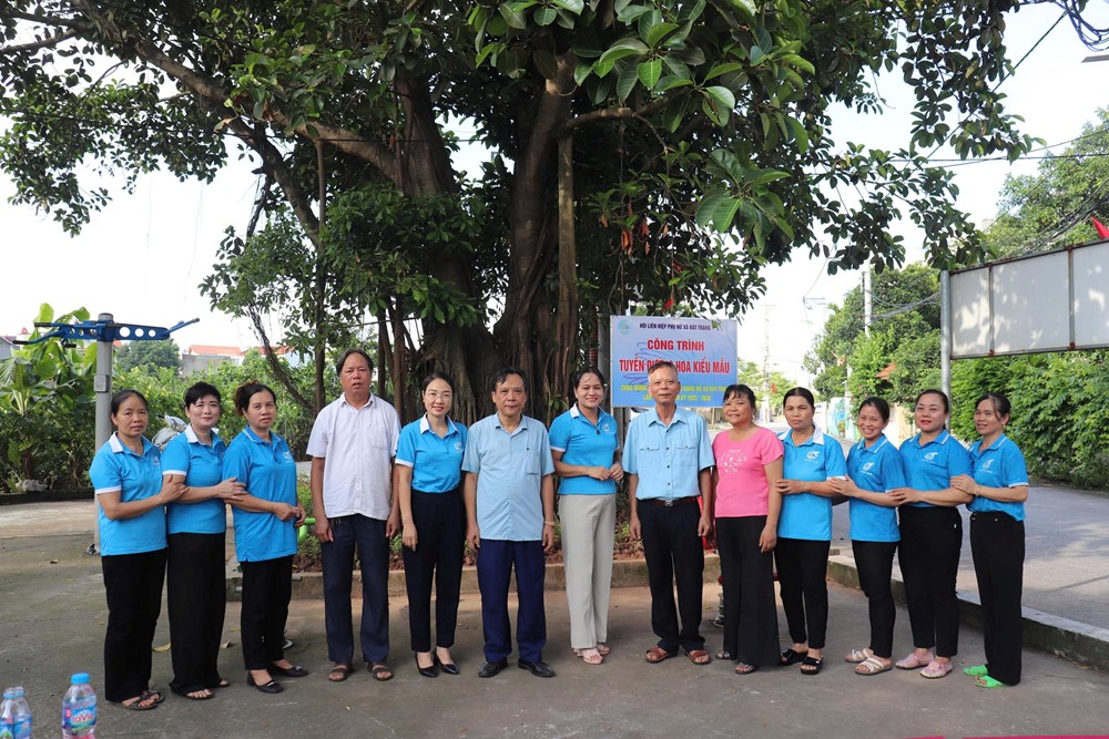 Xã Bát Tràng khánh thành công trình tuyến đường hoa kiểu mẫu - ảnh 2