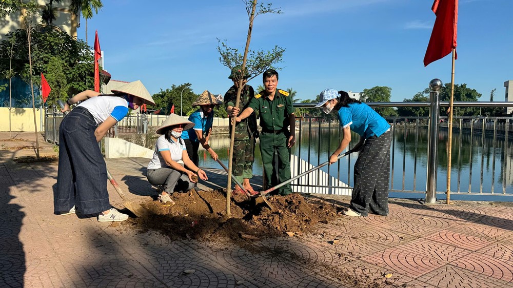 Hội LHPN phường Tùng Thiện gắn biển công trình chào mừng Đại hội Đảng bộ - ảnh 1