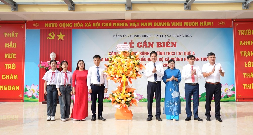 Xã Dương Hòa gắn biển công trình chào mừng Đại hội Đảng các cấp - ảnh 1
