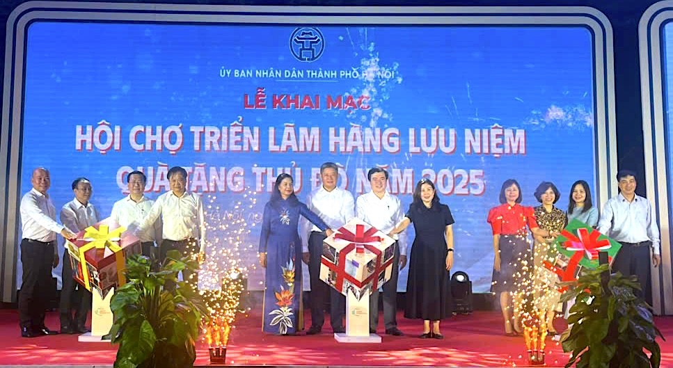 Khai mạc Hội chợ triển lãm hàng lưu niệm, quà tặng Thủ đô năm 2025  - ảnh 1