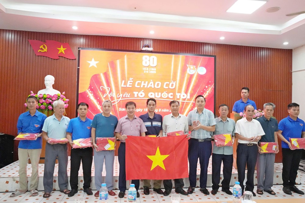 Trao tặng 100 lá cờ Tổ quốc cho 10 tổ dân phố trên địa bàn phường Sơn Tây - ảnh 1